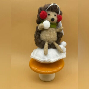 Snowball Fight Hedgehog Ornament, NWT 🦔 ❄️